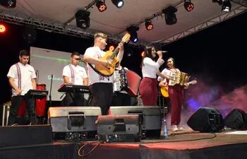 La cantante Mónica Mereles y el grupo Takua Poty en escena en el festival del Pindo de 3 de Mayo