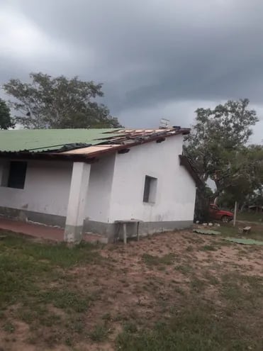 El temporal destechó parcialmente la Escuela Básica N° 533, León Villalba Blanco de la compañía Curuzú Ava, distrito de Cerrito.