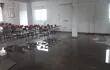 La  sala de clases quedó inundada luego de las intensas precipitaciones ocurridas en estos días.
