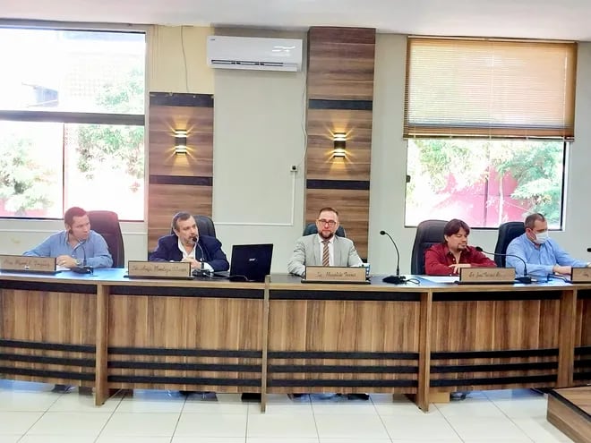 El concejal Hugo Mendoza (segundo de la izquierda) durante su argumentación en sesión ordinaria de la Junta Municipal de Presidente Franco.