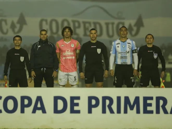 Los árbitros y los capitanes de Tacuary y Guaireña en la foto previa al partido por el fútbol paraguayo.