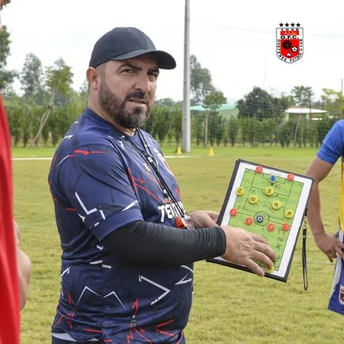 El entrenador Héctor Fernando Marecos Silvera (44 años), estará en la dirección técnica de Ovetense FC.