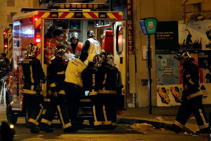 En esta foto de noviembre de 2015 se ve a rescatistas evacuar víctimas cerca de La Belle Equipe, en la calle Charonne, escenario de un ataque en París.