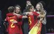 La reina Letizia y la infanta Sofía abrazan a las jugadoras de la selección española tras imponerse a Inglaterra en la final del Mundial de Fútbol femenino.