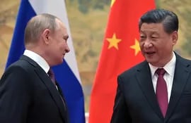 El presidente de Rusia, Vladimir Putin (i) y el gobernante chino, Xi Jinping (d).