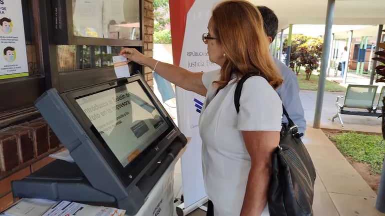 Técnicos del TSJE mostraron lo fácil que es la utilización de las máquinas de votación para el próximo domingo 30 de abril.