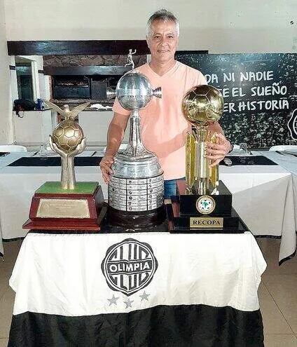 Adriano Samaniego Giménez (58 años), con los trofeos internacionales conquistados con Olimpia.