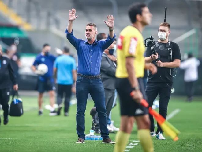 Vágner Mancini, el entrenador de Gremio de Porto Alegre, saludando a los hinchas antes del partido de la última jornada de la Serie A.