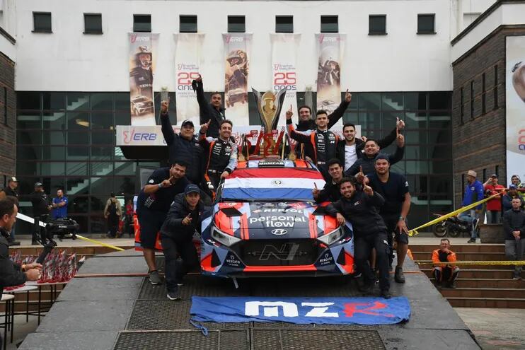 Felicidad plena en el equipo MZR, con la primera victoria a nivel internacional del más joven de sus pilotos, Fabrizio Zaldívar, quien ganó el Rally de Erechim junto a Marcelo Der Ohannesian.