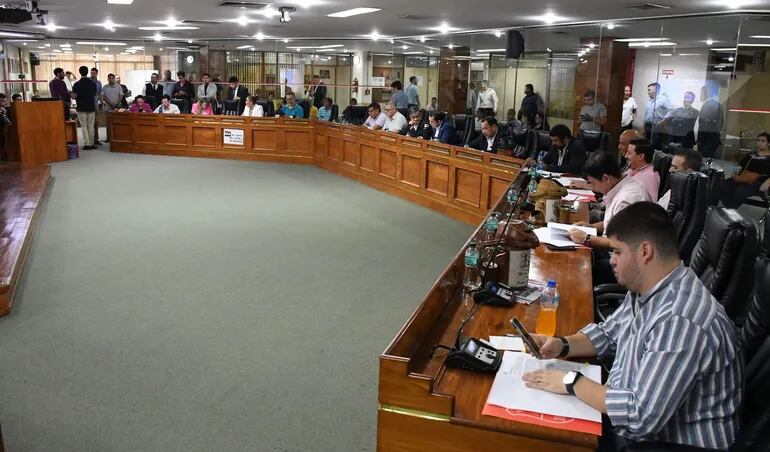 Concejales de Asunción tuvieron hoy una sesión ordinaria en la que aprobaron pedidos de informe a la Intendencia sobre Parxin y el estacionamiento tarifado.