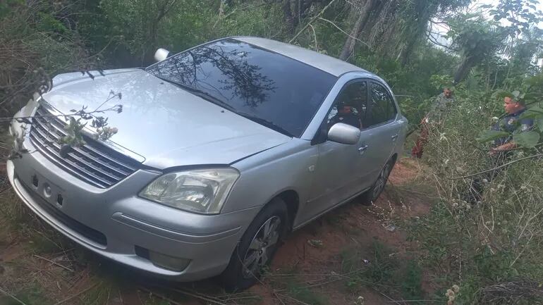 El auto robado estaba oculto en una zona boscoso, en medio de los matorrales, en la ciudad de Ypacaraí.