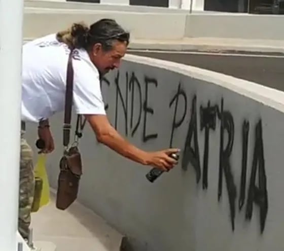 Rafael Esquivel filmó el momento que realizaba pintata en el multiviaducto del Km 7.