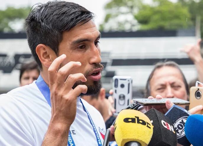 El volante paraguayo Marcelo Estigarribia, en diálogo con la prensa.  El plantel de Colón entrenó en el estadio de Olimpia.