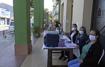 Imagen de uno de los vacunatorios de Salud vacío, esperando gente.