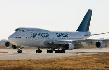 Avión Emtrasur cargo que se encuentra retenido en Argentina. (archivo)