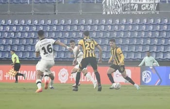Olimpia y Guaraní juegan el clásico añejo en el Defensores