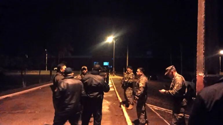 Autoridades en las afueras de la cárcel de Concepción.