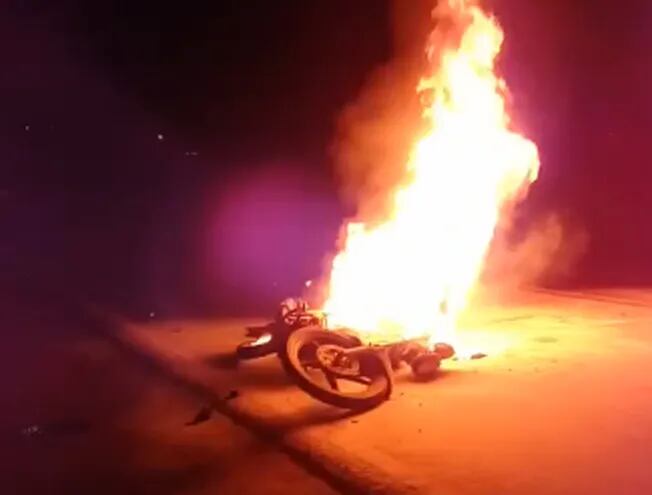 La motocicleta fue consumida por completo por las llamas en cuestión de minutos.