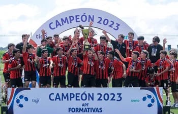 Libertad Sub 15 festejando el campeonato logrado en el Torneo Anual