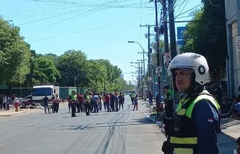 La avenida Artigas está bloqueada por manifestantes indígenas.