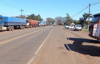 Camiones graneleros son atajados por transportistas manifestantes en el departamento de Caaguazú.