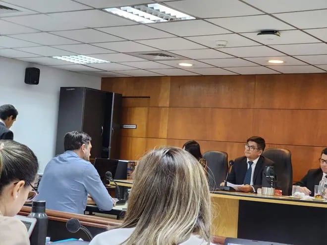 El Dr. Bruno Balmelli declara ante el Tribunal de Sentencia presidido por Manuel Aguirre.