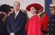 ¡Hermosa, Lady in red! La princesa de Gales, Kate Middleton, junto a su esposo William de Inglaterra.