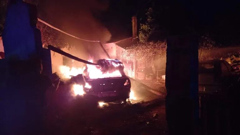 El automóvil que fue consumido por el fuego en la madrugada en San Juan Nepomuceno