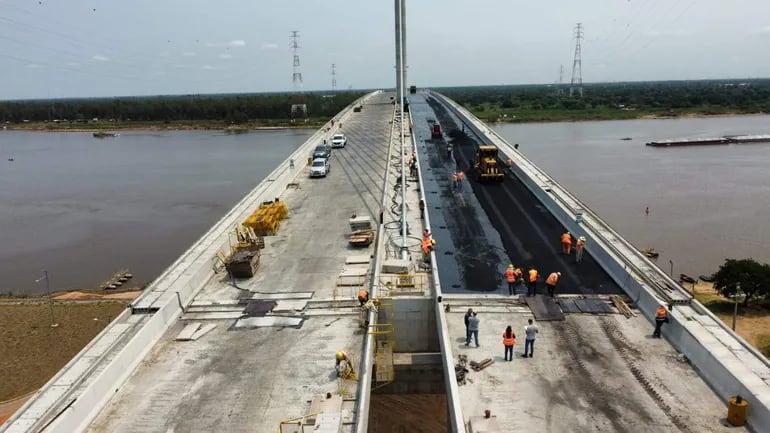 La semana pasada se iniciaron las primeras actividades de regularización asfáltica del puente atirantado Héroes del Chaco.