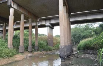 Pilares del puente Caañabé que están en deplorable estado.