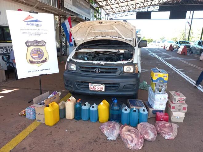 Este vehículo traía combustible en bidones, esto para comercializar en al país, pero fue incautado por agentes de aduanas en Encarnación.