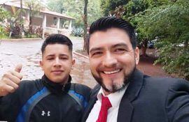 El joven acusado Anderson González Ocampos celebra con su abogado Erico Ramírez la excarcelación.
