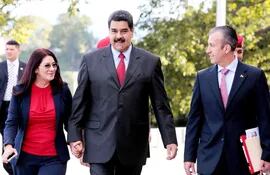 el-presidente-venezolano-nicolas-maduro-c-junto-a-su-esposa-cilia-flores-i-y-al-vice-presidente-tareck-el-aissami-d-efe-205614000000-1543100.jpg