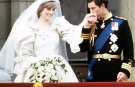 Lady Di Diana Spencer y el Príncipe Carlos el día de su boda.