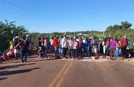 Indígenas Ava Guaraní cierran ruta en el acceso a la ciudad de Villa Ygatimi, reivindicando viviendas, víveres y almuerzo escolar
