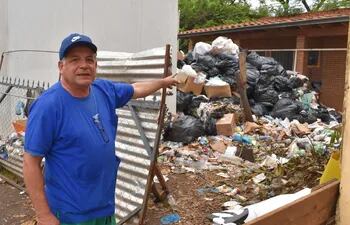 El encargado de la basura patológica del hospital, Jorge Villalba, señalando el monticulo de basura acumulada.