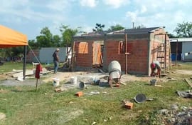 Los obreros de la SEN trabajan en la edificación de una de las viviendas en la comunidad de Guaicá.