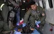 Un rescatista militar colombiano revisa a bordo de un avión a una de las niñas perdidas en la selva por cuarenta días. Ahora los cuatro chicos se recuperan en un hospital, y se estudia su futuro, luego de que sean dados de alta.