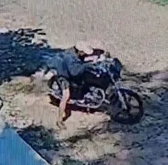 Captura de video del momento del hurto de una motocicleta en San Lorenzo.