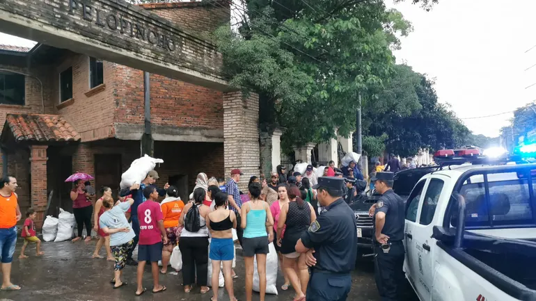 Pobladores de barrios de escasos recursos en Asunción reciben los kits de alimentos repartidos por los menonitas que están siendo extorsionados por el EPP para la liberación de Peter Reimer.