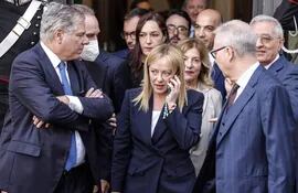 La primera ministra de Italia, Giorgia Meloni (c), deja el Senado, en Rome (EFE)