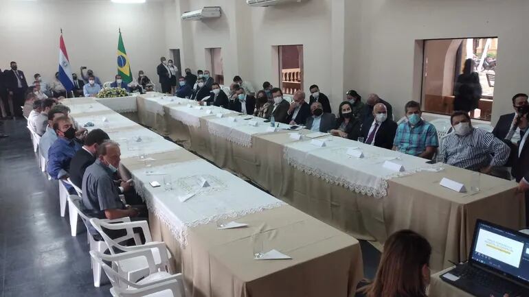 La serie de reuniones entre autoridades y empresarios paraguayos y brasileños se iniciò en la tarde de este mièrcole,s en el salòn de actos de la Gobernaciòn de Concepciòn.