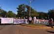 Los pacientes  con cáncer de mama  realizaron ayer una manifestación frente al Hospital Nacional de Itauguá para exigir volver a tratarse en la institución.