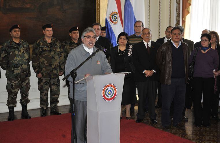 El entonces presidente Fernando Lugo, flanqueado por sus principales colaboradores, anunció el 21 de junio del 2012 que se sometería al juicio político para evitar derramamiento de sangre.