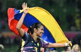 La jugadora colombiana Daniela Arias celebra, con la bandera de su país, la victoria en el partido contra Jamaica en los octavos del Mundial de Fútbol Femenino de este martes en el estadio de Melbourne, Australia. EFE/Joel Carret / PROHIBIDO SU USO EN AUSTRALIA Y NUEVA ZELANDA