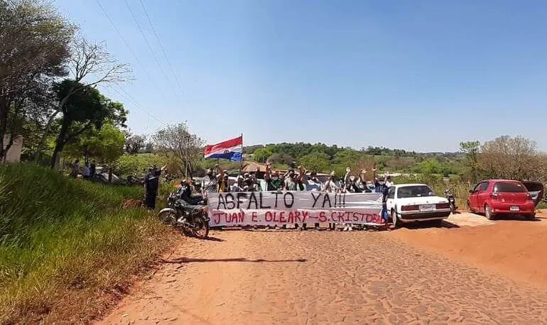 Los pobladores en una de las manifestaciones para pedir el asfaltado del tramo San Cristóbal-Juan Emiliano O´Leary.