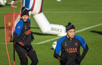 Neymar (i) y Kylian Mbappé durante el último entrenamiento del París Saint-Germain antes de la reanudación del Mundial Qatar 2022.