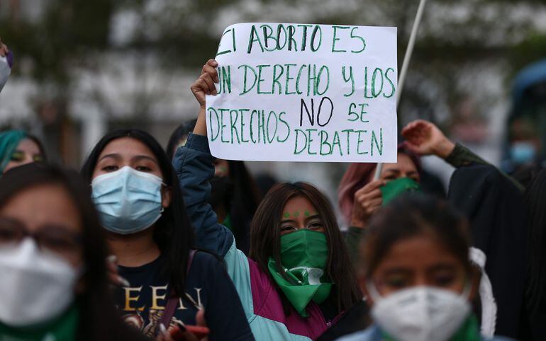 Marcha de pañuelos feministas recorre Quito por aborto legal y seguro