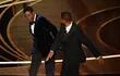 Will Smith le encaja una cachetada a Chris Rock durante la 94 ceremonia de los premios Oscar en el teatro Dolby en Hollywood, California.