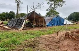 Denuncia de ocupación irregular en el asentamiento Sebastián Larroza en Santaní por un grupo de sin techos.